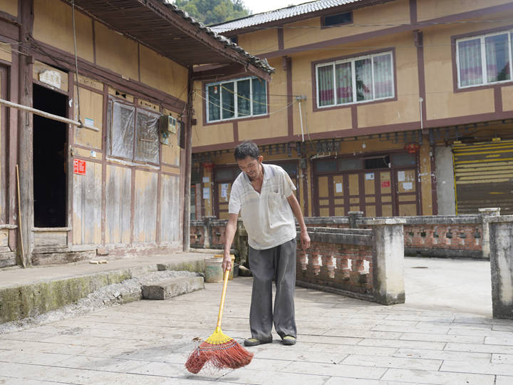 圖為 太壩村村民在打掃房前屋后的環(huán)境衛(wèi)生。楊維攝