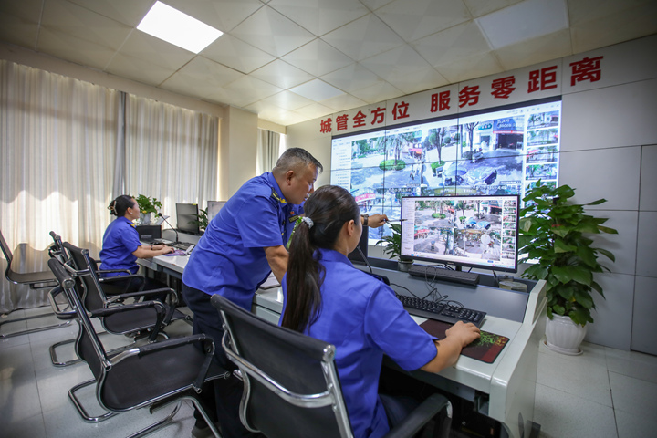 貴定縣城市管理數字化指揮中心工作人員通過“智慧城管系統”進行日常監管。