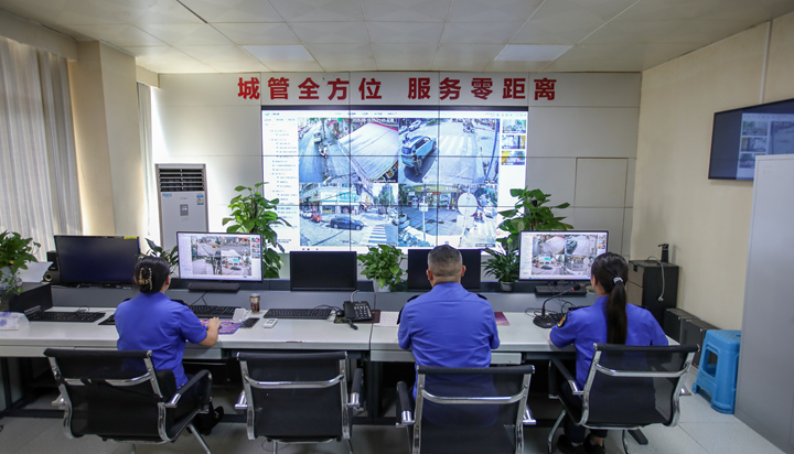 貴定縣城市管理數字化指揮中心工作人員通過“智慧城管系統”進行日常監管。