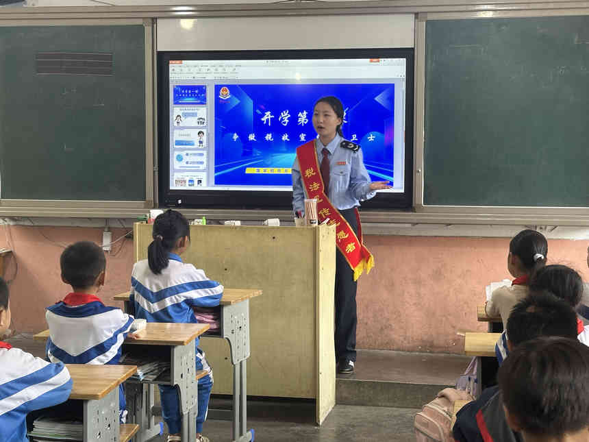 稅務干部給學生上“稅法宣傳課”。王馨瑜攝