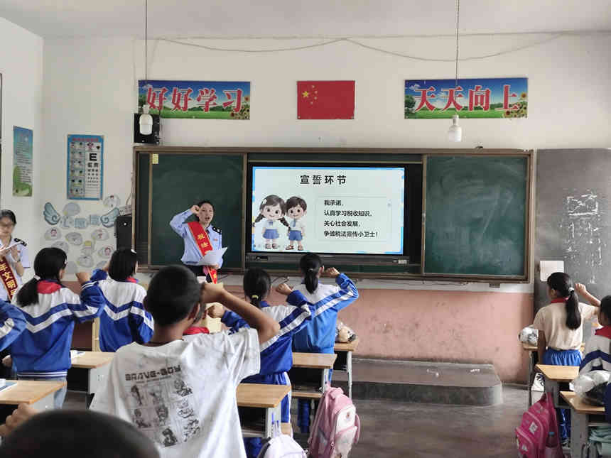 稅務干部給學生上“稅法宣傳課”。王馨瑜攝