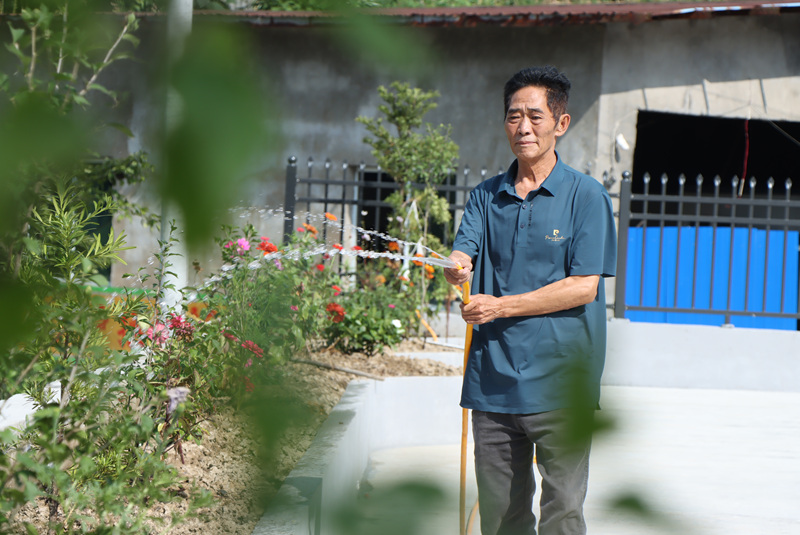 婁山關街道峰巖村，昔日“臟亂差”一去不返，取而代之的是一幅潔凈美麗的鄉村新畫卷。王琨榮攝