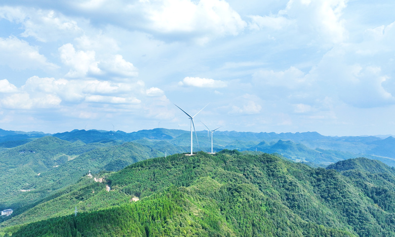 風機葉片迎風轉動。陳桂良攝