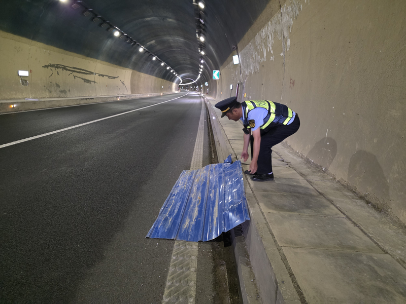 9月11日 執法人員發現S62余冊高速K95+300處舟溪隧道內的金屬鐵皮迅速開展處置 二大隊。潘壽清