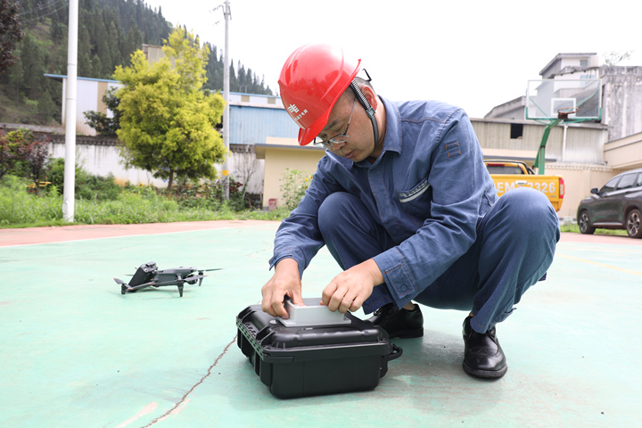 李華鵬在安裝無(wú)人機(jī)載故障診斷定位裝置。盧關(guān)文攝