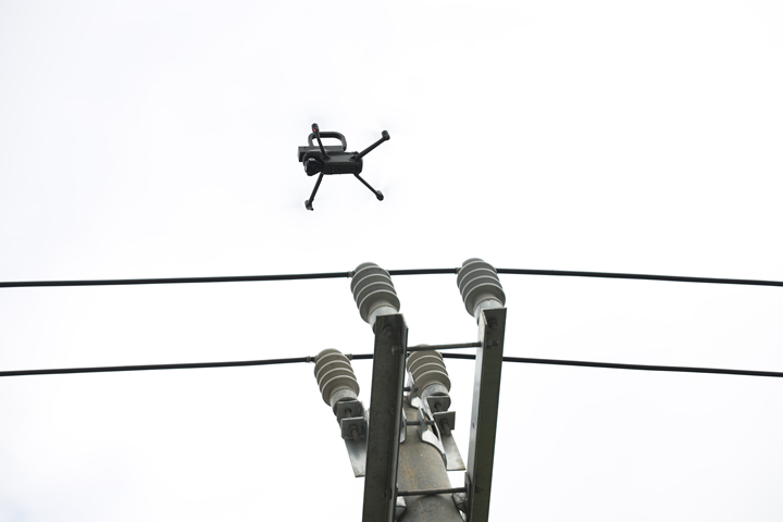 無(wú)人機(jī)載故障診斷定位裝置在配網(wǎng)故障缺陷智能巡檢作業(yè)。盧關(guān)文攝