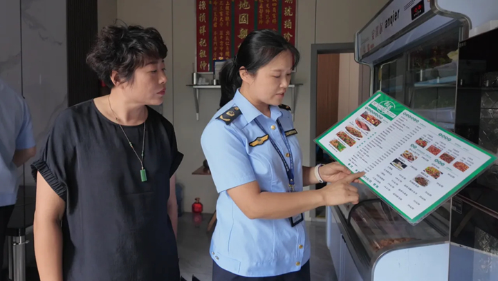 圖為黃果樹旅游區(qū)市場監(jiān)督管理局突擊檢查餐飲單位。