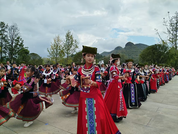 共跳“板凳舞”。