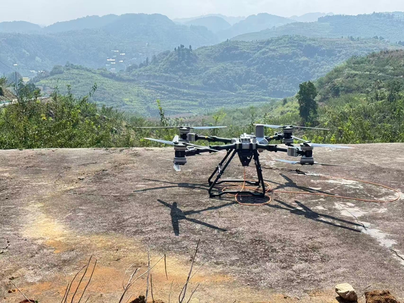 無人機起飛前的準備工作 (胡曉嫻 攝).jpg