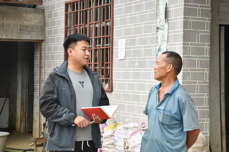 唐麟璇進村入戶和老百姓交流.jpg