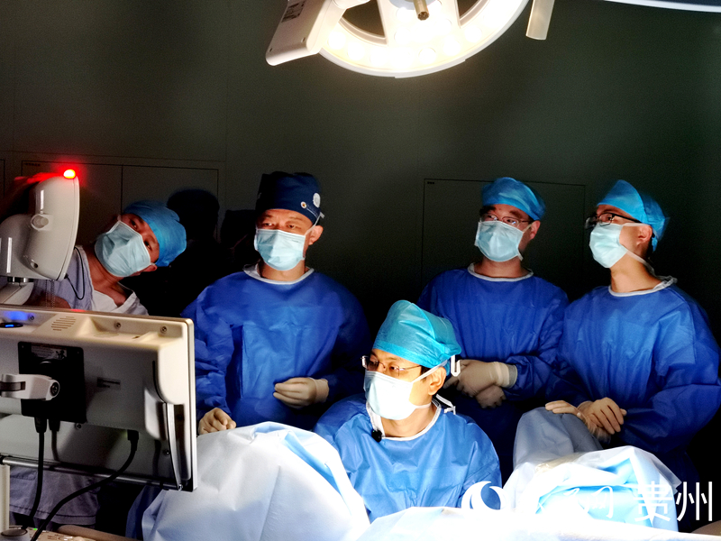 手術進行中。人民網記者 王秀芳攝