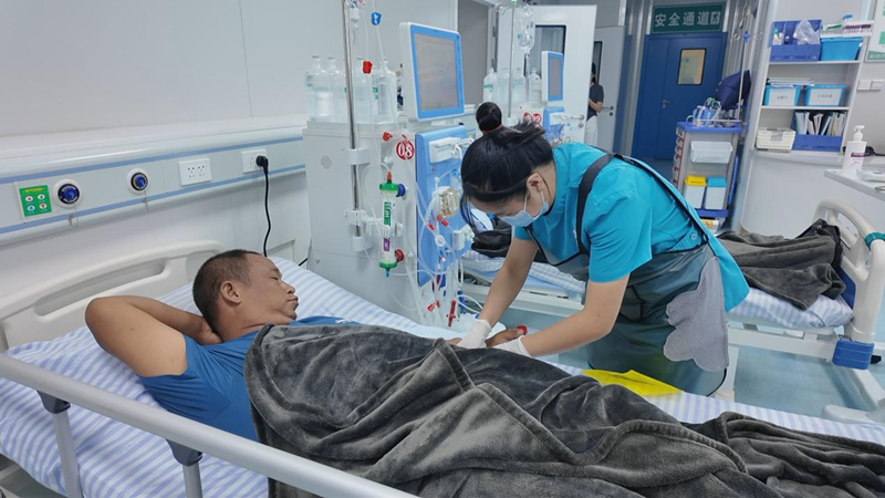 余慶縣松煙鎮中心衛生院血透室醫務人員為患者進行血液透析。