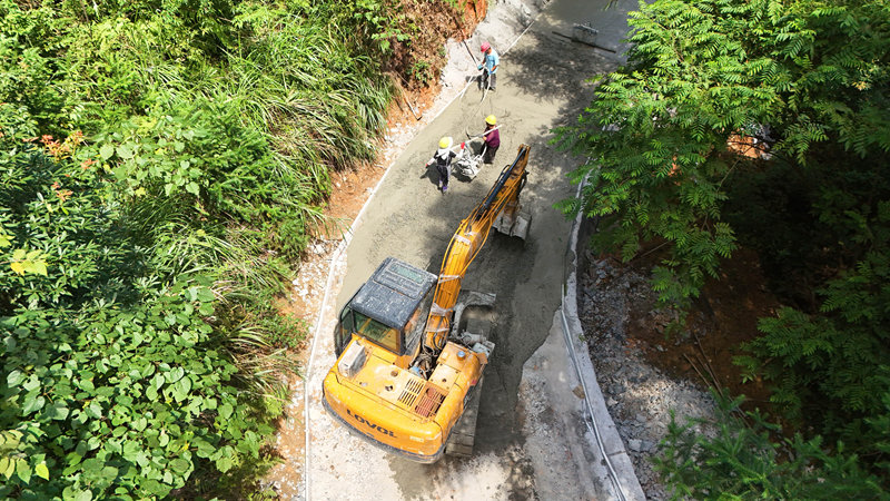 劍河縣南加鎮展錦線至康中公路,道路修復施工現場。楊潔茹攝