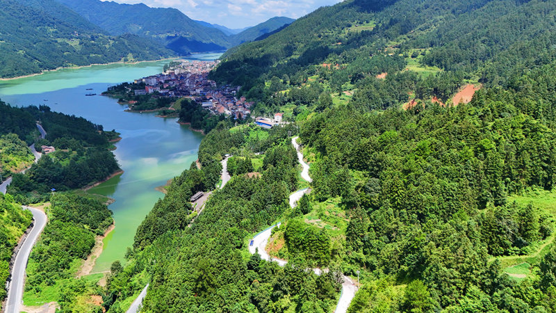 劍河縣南加鎮(zhèn)展錦線至康中公路已完成修復(fù)的部分路段。彭開燚攝