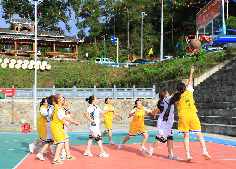 劍河縣高壩村趕歌節(jié)姑媽籃球賽活動現場。聶晶梅 攝