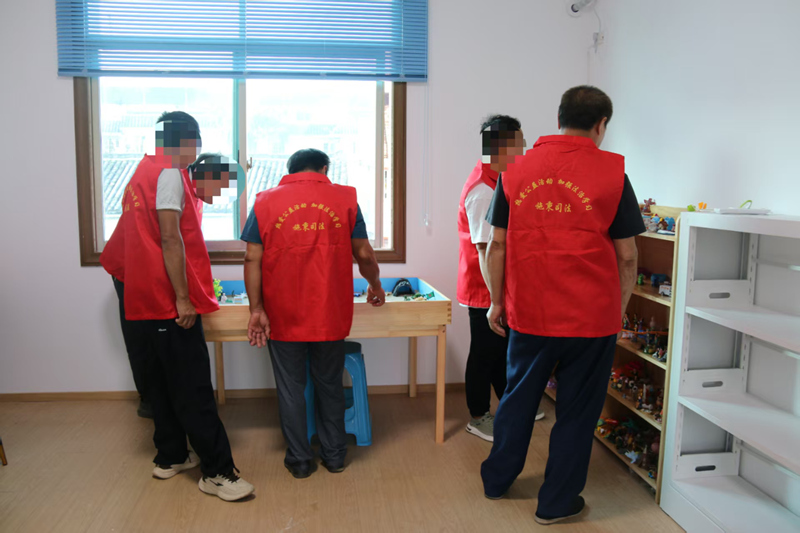 施秉縣社區矯正對象在體驗沙盤模擬游戲。