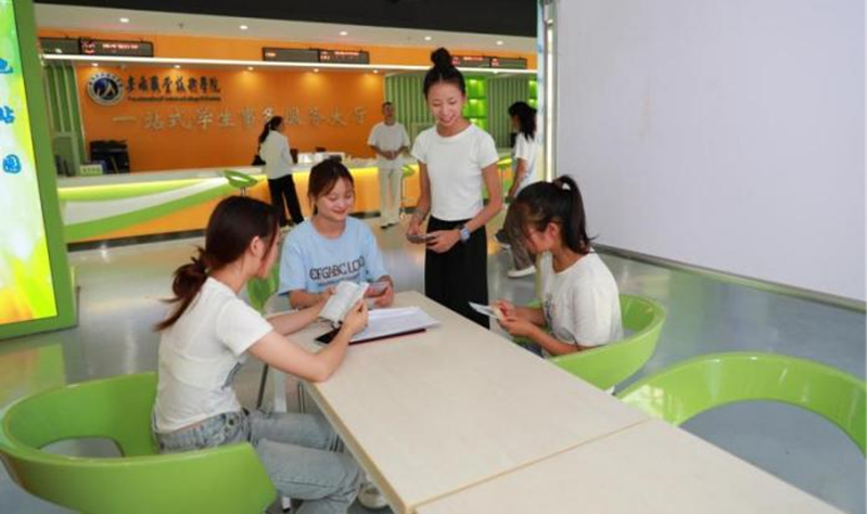 2.安順職院“紅石榴籽”優秀宣講員指導新加入的宣講隊員。