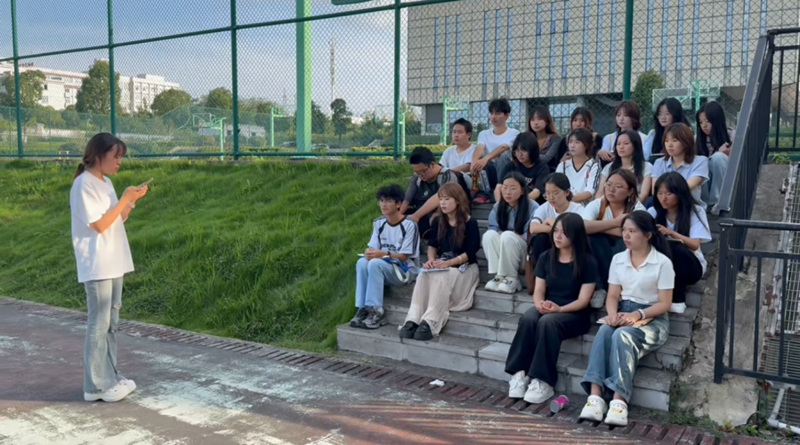 安順職院“紅石榴籽”宣講隊到校園運動場進行宣講。