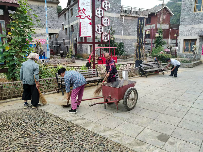 圖為開展“兩清兩改兩治理”專項行動。