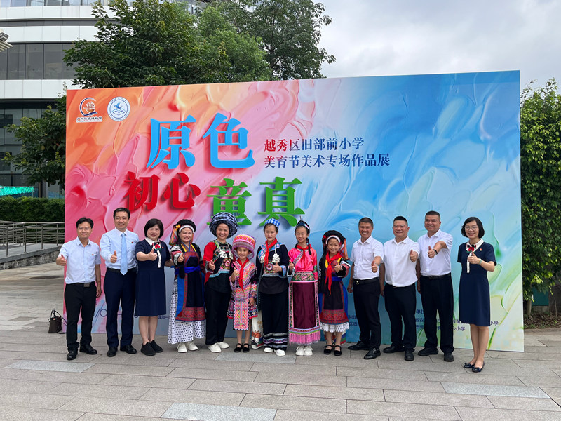 圖為梁海蘭帶領學生到廣東省越秀區舊部前小學參加美育節美術專場作品展。