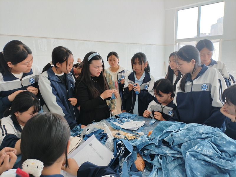 圖為梁海蘭指導學生學習蠟染。