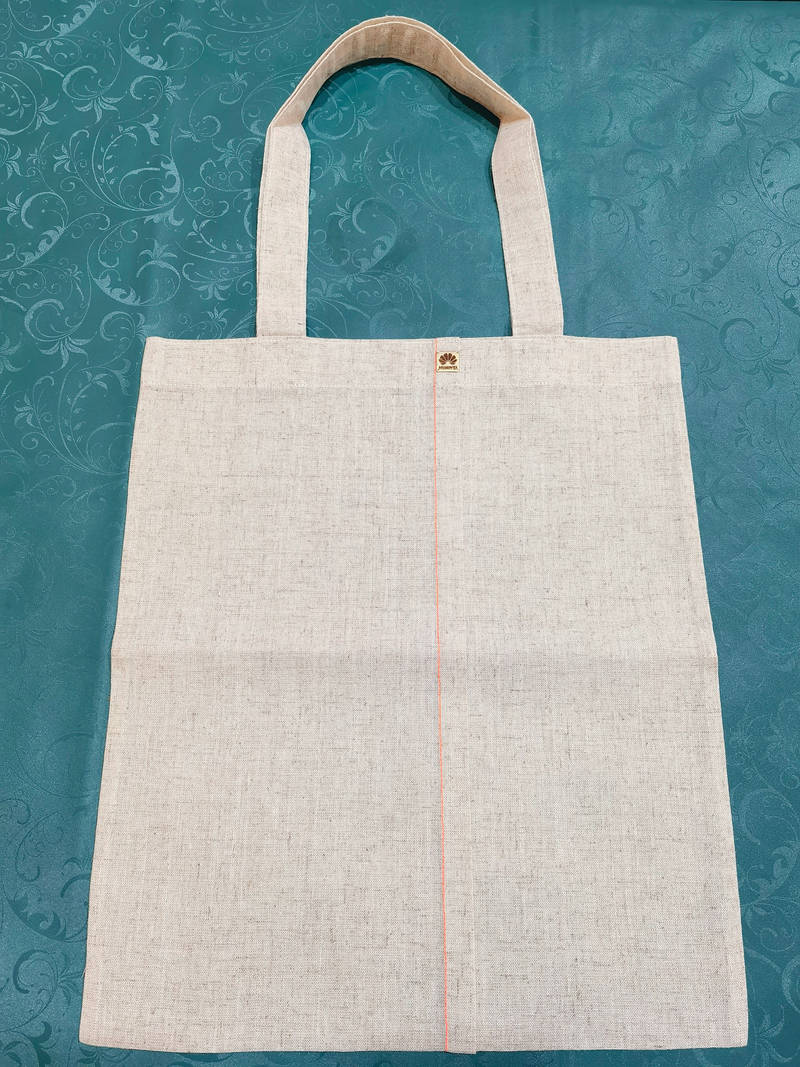 圖為韋國嵐為華為公司生產的布依族土布禮品袋。