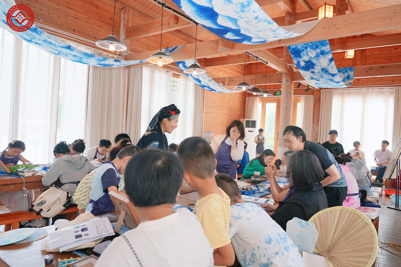 圖為伍德芬開展蠟染培訓。