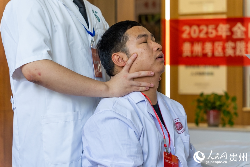 視障考生參與實踐技能考核。人民網(wǎng)記者 涂敏攝