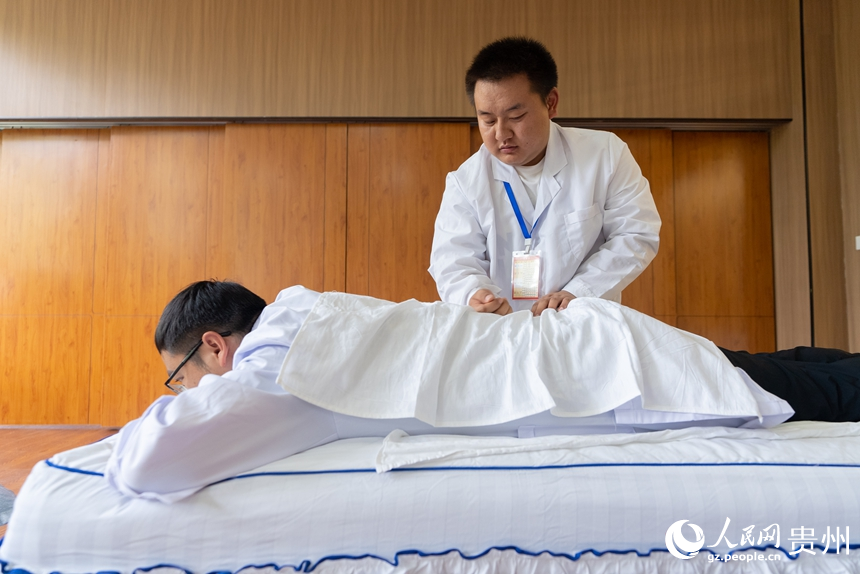 視障考生參與實踐技能考核。人民網記者 涂敏攝