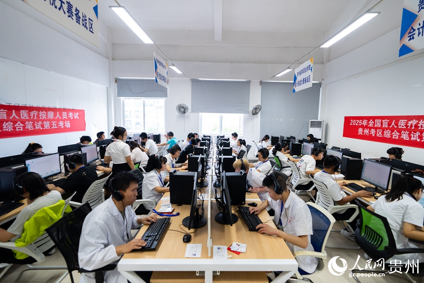 視障考生參與綜合筆試。人民網(wǎng)記者 涂敏攝