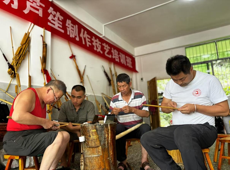楊昌杰與師傅——國家級非物質文化遺產苗族蘆笙制作技藝項目傳承人莫厭學一起給報京鄉村民培訓 田榆鋆攝.jpg