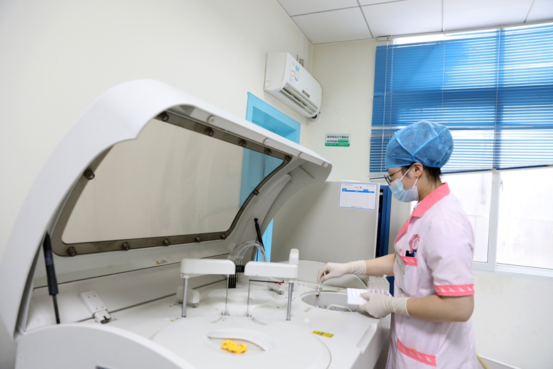 劍河縣婦幼保健院，醫(yī)護(hù)人員在免費(fèi)篩查艾滋病和血糖。楊家孟 攝.JPG