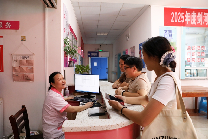 劍河縣護(hù)幼保健院醫(yī)護(hù)人員對(duì)前來咨詢”兩癌“篩查的適齡婦女耐心的講解。  楊家孟 攝.JPG