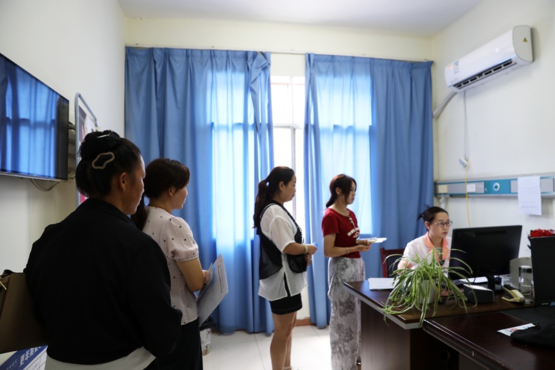 在劍河縣護(hù)幼保健院“兩癌”篩查門診，適齡婦女做檢查登記。楊家孟 攝.JPG