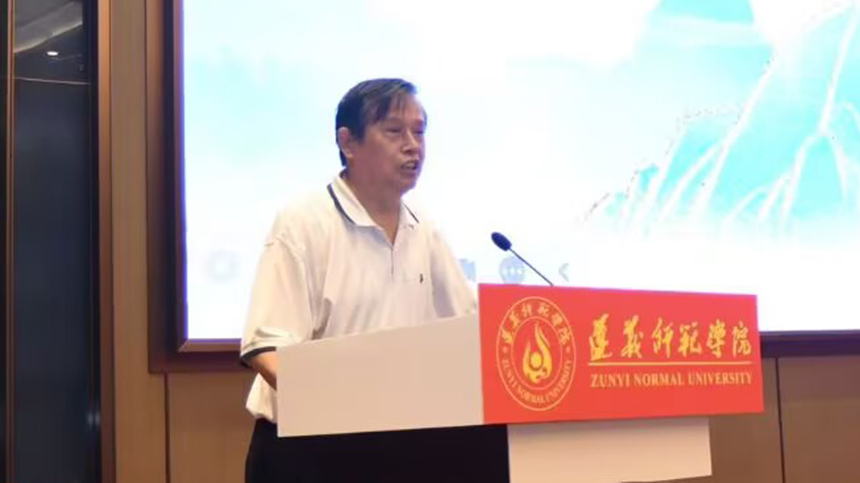 駱郁廷作主旨報告。