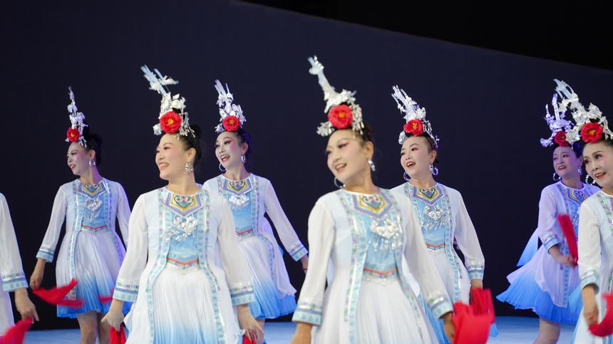 2025年全國老年人健身廣場舞大聯動在西江千戶苗寨舉行。