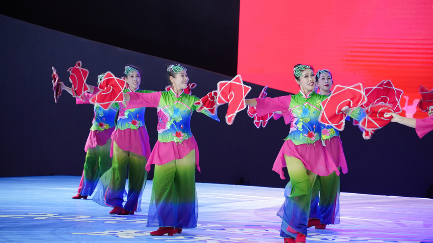 2025年全國老年人健身廣場舞大聯(lián)動(dòng)在西江千戶苗寨舉行。