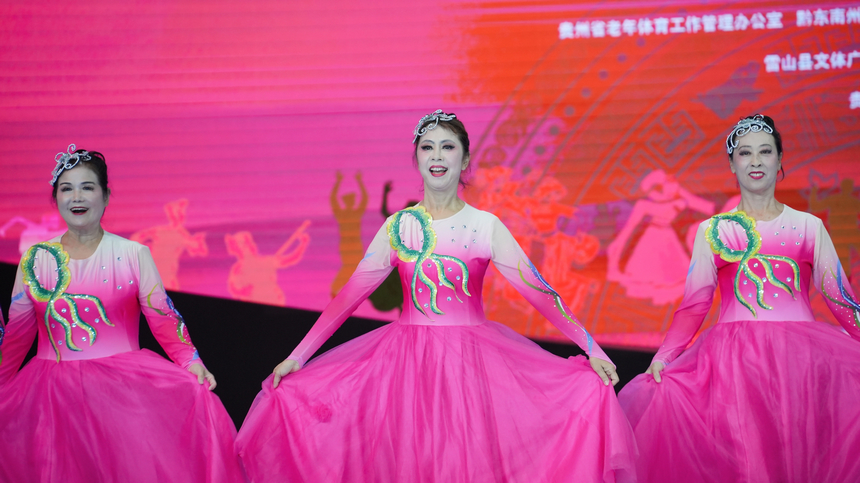 2025年全國(guó)老年人健身廣場(chǎng)舞大聯(lián)動(dòng)在西江千戶苗寨舉行。