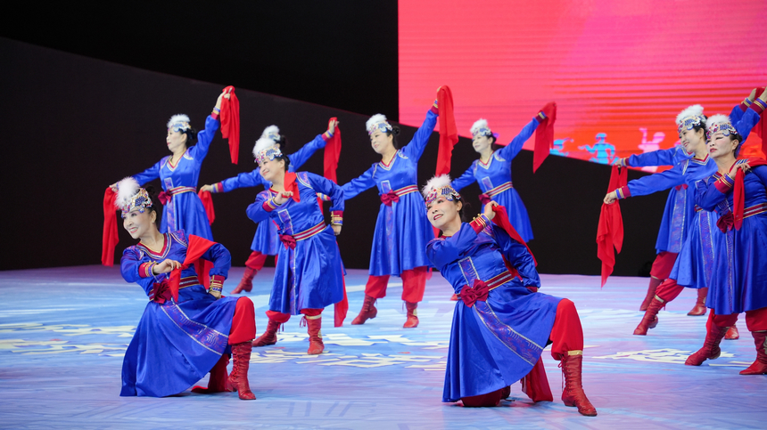 2025年全國老年人健身廣場舞大聯(lián)動在西江千戶苗寨舉行。