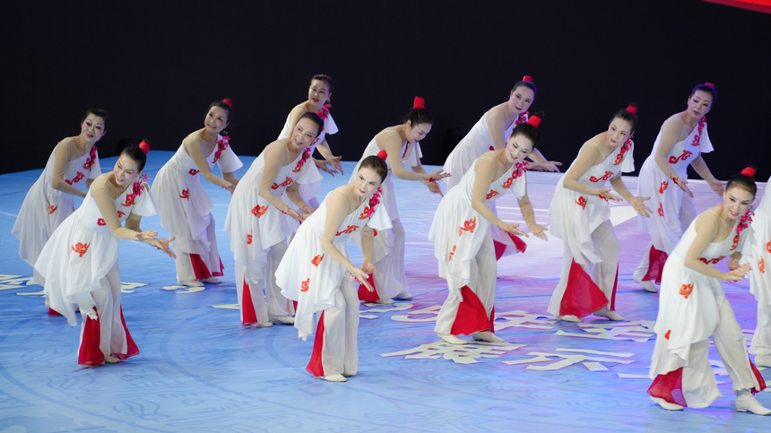 2025年全國(guó)老年人健身廣場(chǎng)舞大聯(lián)動(dòng)在西江千戶(hù)苗寨舉行。