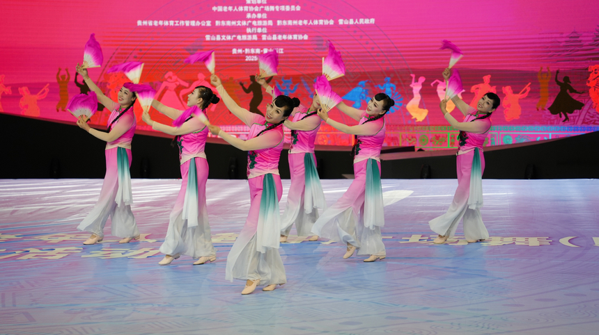 2025年全國老年人健身廣場(chǎng)舞大聯(lián)動(dòng)在西江千戶苗寨舉行。