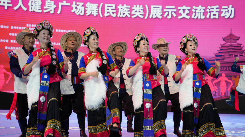 2025年全國老年人健身廣場舞大聯(lián)動在西江千戶苗寨舉行。