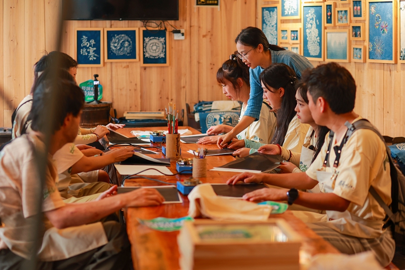達人們在傳承人老師指導下學習蠟染制作技藝。