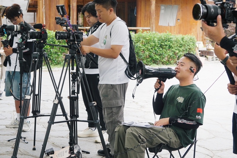 《你好鄉(xiāng)村》仲明導(dǎo)演。