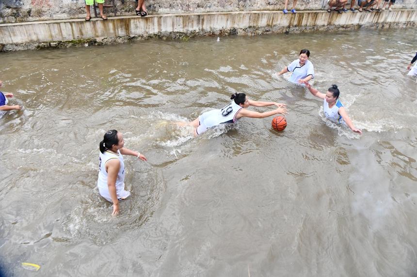 2025年9月13日，貴州省凱里市萬(wàn)潮鎮(zhèn)馬田村，群眾在打水上籃球競(jìng)賽鬧豐收。楊仁海攝