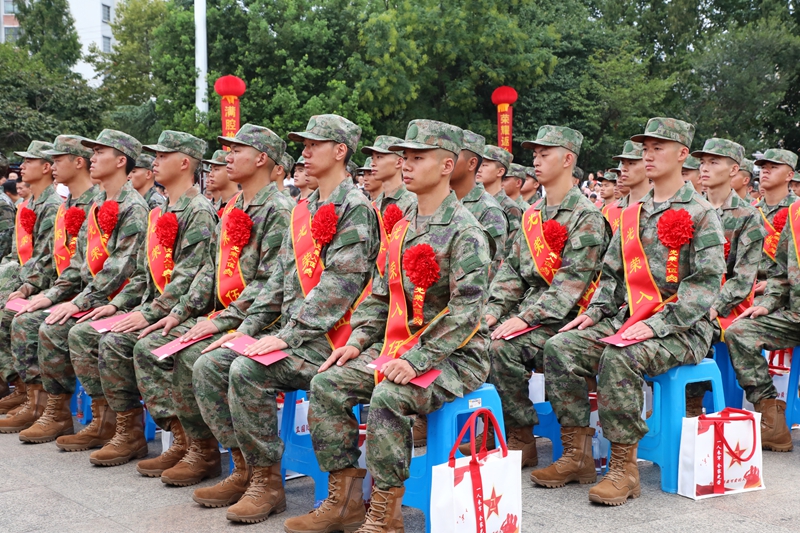 4、嶄新軍裝，身姿挺拔的新兵們。 陳桂良攝.JPG