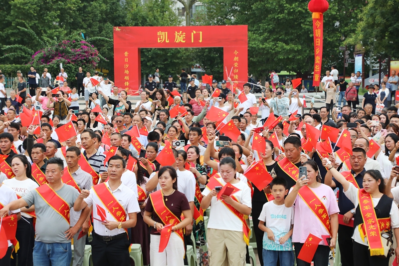 5、新兵家屬前來送行。 陳桂良攝.JPG