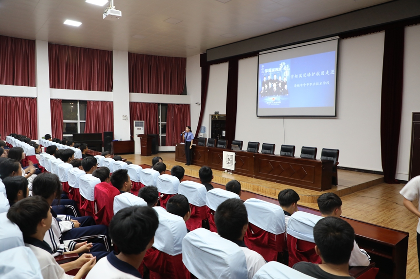 清鎮市人民檢察院檢察官在清鎮職校開展“大法治”課場景。.JPG