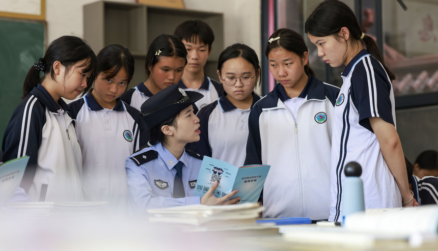 2025年9月15日，民警在貴州省銅仁市玉屏侗族自治縣黔東民族寄宿制中學給學生普及網絡安全知識。