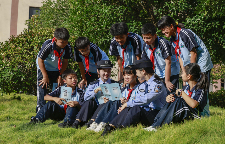 2025年9月15日，民警在貴州省銅仁市玉屏侗族自治縣黔東民族寄宿制中學給學生普及網絡安全知識。